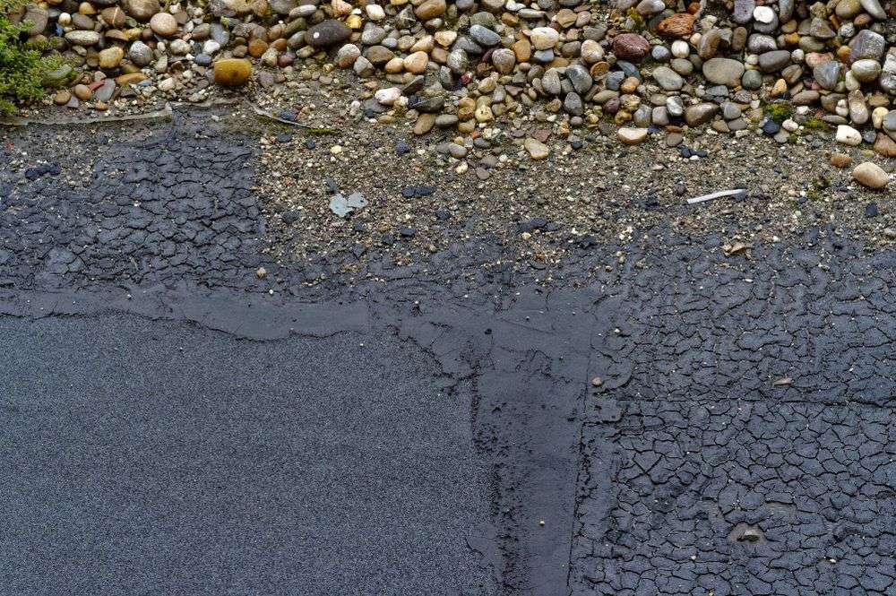 Scheur in het bitumen dak in Ede
